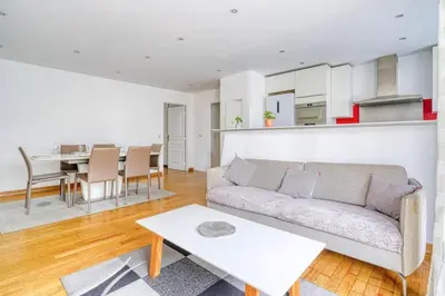 Cuisine ou kitchenette dans l'établissement Spacious apartment near Bercy 2 Shopping Center with Balcony and Free Parking