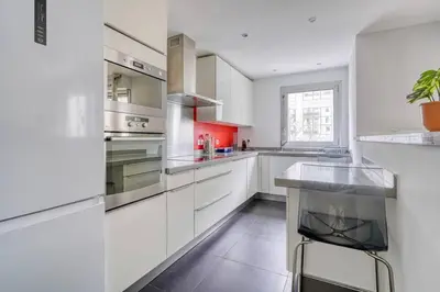 Cuisine ou kitchenette dans l'établissement Spacious apartment near Bercy 2 Shopping Center with Balcony and Free Parking