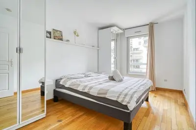 Un ou plusieurs lits dans un hébergement de l'établissement Spacious apartment near Bercy 2 Shopping Center with Balcony and Free Parking
