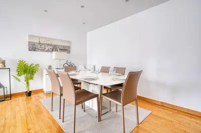 Coin salon dans l'établissement Spacious apartment near Bercy 2 Shopping Center with Balcony and Free Parking