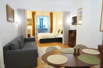 Un ou plusieurs lits dans un hébergement de l'établissement Elegant Vintage Apt with Balcony Opéra Madeleine
