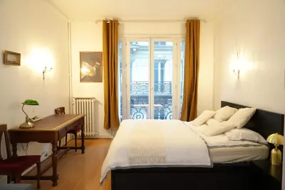 Un ou plusieurs lits dans un hébergement de l'établissement Elegant Vintage Apt with Balcony Opéra Madeleine