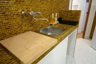 Cuisine ou kitchenette dans l'établissement Elegant Vintage Apt with Balcony Opéra Madeleine