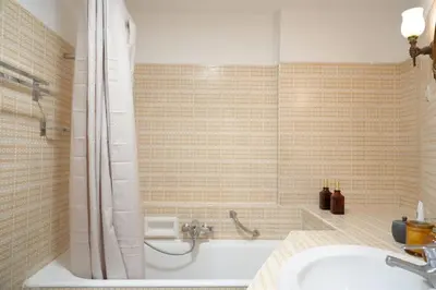 Salle de bains dans l'établissement Elegant Vintage Apt with Balcony Opéra Madeleine