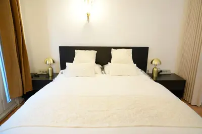Un ou plusieurs lits dans un hébergement de l'établissement Elegant Vintage Apt with Balcony Opéra Madeleine