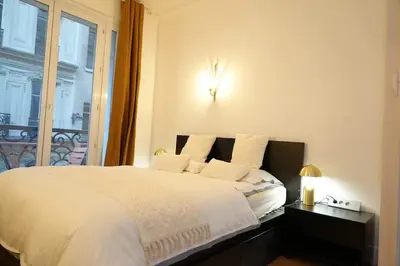 Un ou plusieurs lits dans un hébergement de l'établissement Elegant Vintage Apt with Balcony Opéra Madeleine