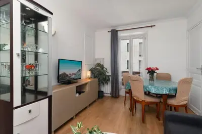 Télévision ou salle de divertissement dans l'établissement Central & Cosy Parisian Style Apartment