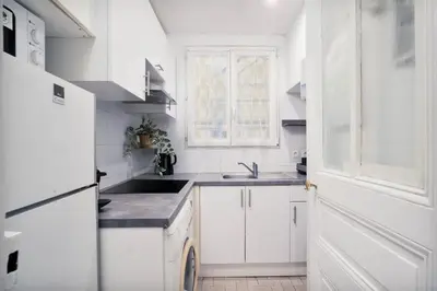 Cuisine ou kitchenette dans l'établissement Central & Cosy Parisian Style Apartment