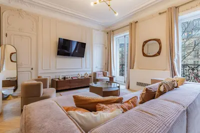 Coin salon dans l'établissement Spacious Air-Conditioned Apartment in Paris 8th