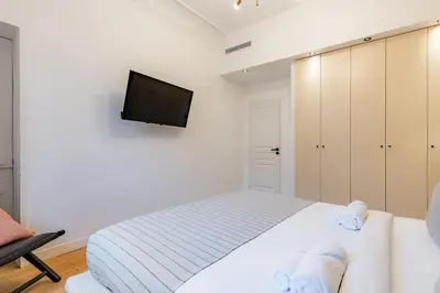 Un ou plusieurs lits dans un hébergement de l'établissement Spacious Air-Conditioned Apartment in Paris 8th
