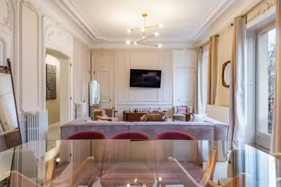 Télévision ou salle de divertissement dans l'établissement Spacious Air-Conditioned Apartment in Paris 8th