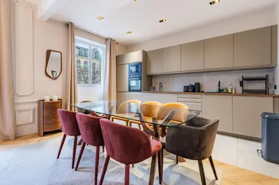 Cuisine ou kitchenette dans l'établissement Spacious Air-Conditioned Apartment in Paris 8th