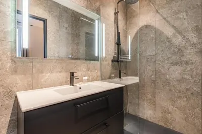 Salle de bains dans l'établissement Spacious Air-Conditioned Apartment in Paris 8th