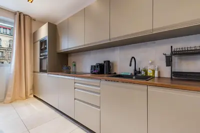 Cuisine ou kitchenette dans l'établissement Spacious Air-Conditioned Apartment in Paris 8th