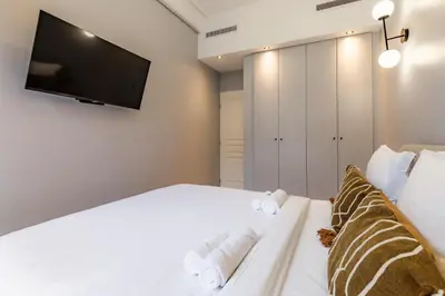 Un ou plusieurs lits dans un hébergement de l'établissement Spacious Air-Conditioned Apartment in Paris 8th