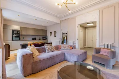 Coin salon dans l'établissement Spacious Air-Conditioned Apartment in Paris 8th
