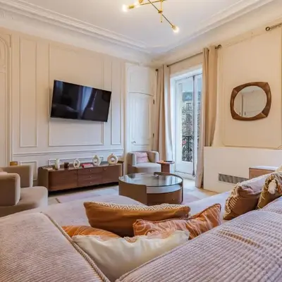 Spacious Air-Conditioned Apartment in Paris 8th