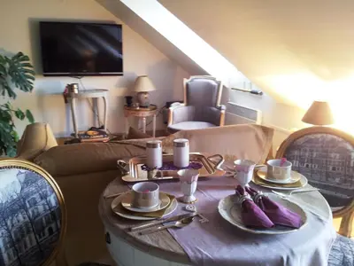 Coin salon dans l'établissement Apartment Schöner romantischer Blick auf die Seine by Interhome