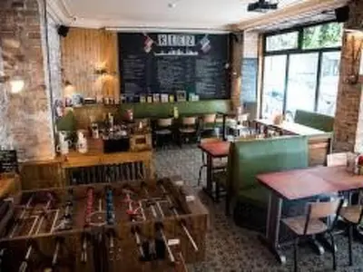 Restaurant ou autre lieu de restauration dans l'établissement Apartment Zimmer mit Badezimmer by Interhome