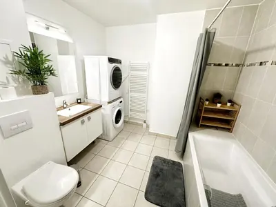 Salle de bains dans l'établissement LEnsoleill Levallois Apartment near metro