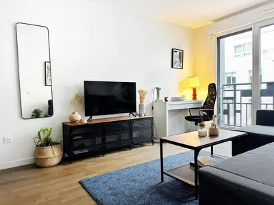 Télévision ou salle de divertissement dans l'établissement LEnsoleill Levallois Apartment near metro