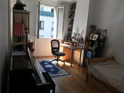 Un ou plusieurs lits dans un hébergement de l'établissement Chambre calme et claire dans grand appartement avec douche