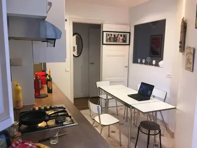 Cuisine ou kitchenette dans l'établissement Chambre calme et claire dans grand appartement avec douche
