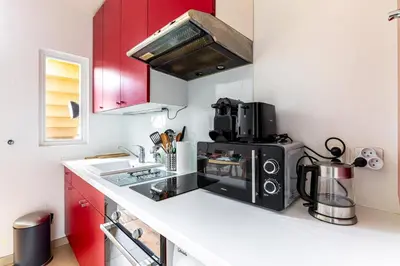 Cuisine ou kitchenette dans l'établissement GuestReady - Comfortable stay in the 19th Arr.