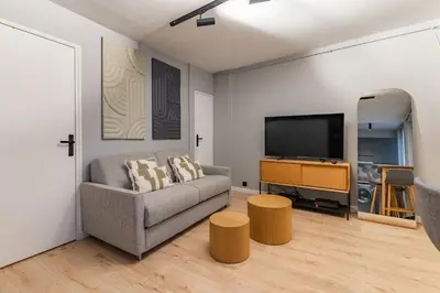 Télévision ou salle de divertissement dans l'établissement Chic 2-room apartment in the heart of Parisian luxury