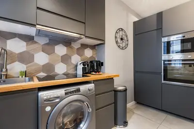 Cuisine ou kitchenette dans l'établissement Chic 2-room apartment in the heart of Parisian luxury