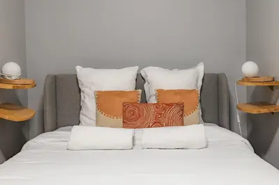 Un ou plusieurs lits dans un hébergement de l'établissement Chic 2-room apartment in the heart of Parisian luxury