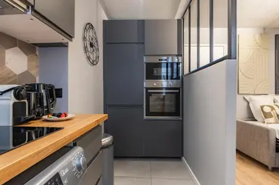 Cuisine ou kitchenette dans l'établissement Chic 2-room apartment in the heart of Parisian luxury