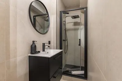 Salle de bains dans l'établissement Chic 2-room apartment in the heart of Parisian luxury