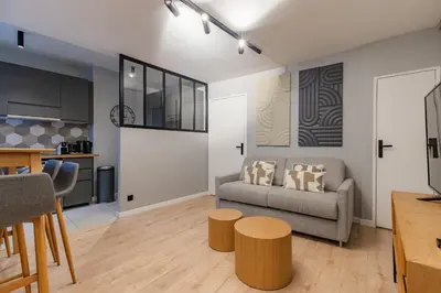 Cuisine ou kitchenette dans l'établissement Chic 2-room apartment in the heart of Parisian luxury