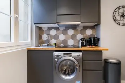 Cuisine ou kitchenette dans l'établissement Chic 2-room apartment in the heart of Parisian luxury