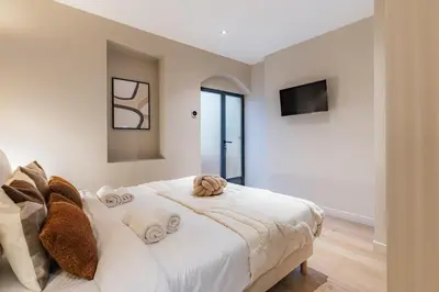 Un ou plusieurs lits dans un hébergement de l'établissement Luxury Grand Air-conditioned Apartment in the Heart of Paris