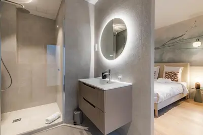Salle de bains dans l'établissement Luxury Grand Air-conditioned Apartment in the Heart of Paris