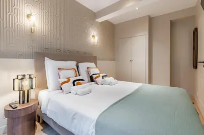 Un ou plusieurs lits dans un hébergement de l'établissement Luxury Grand Air-conditioned Apartment in the Heart of Paris