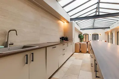 Cuisine ou kitchenette dans l'établissement Luxury Grand Air-conditioned Apartment in the Heart of Paris
