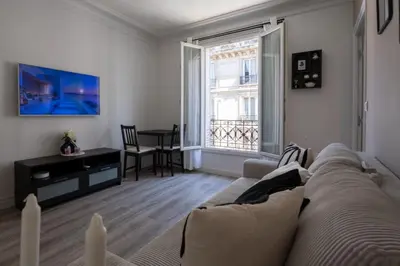 Télévision ou salle de divertissement dans l'établissement Paris Voltaire