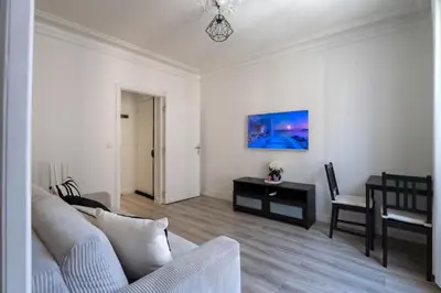 Télévision ou salle de divertissement dans l'établissement Paris Voltaire