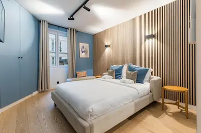 Un ou plusieurs lits dans un hébergement de l'établissement Chic 3-room air-conditioned apartment in the heart of the Marais