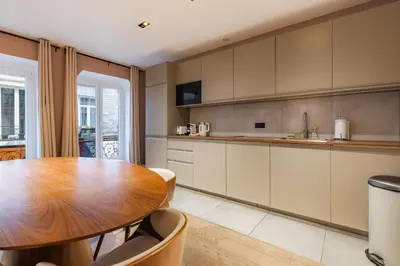 Cuisine ou kitchenette dans l'établissement Chic 3-room air-conditioned apartment in the heart of the Marais
