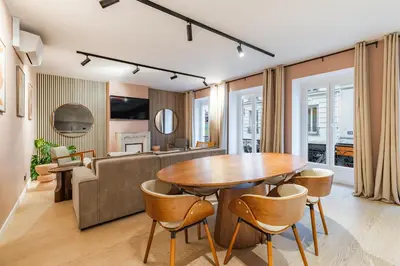 Télévision ou salle de divertissement dans l'établissement Chic 3-room air-conditioned apartment in the heart of the Marais