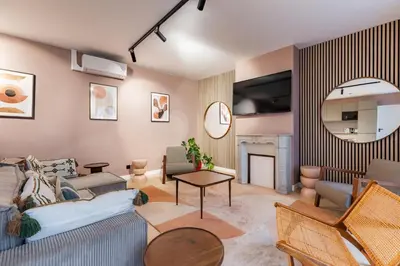 Coin salon dans l'établissement Chic 3-room air-conditioned apartment in the heart of the Marais