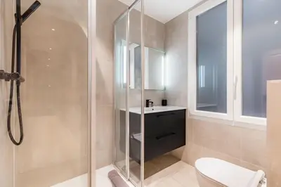 Salle de bains dans l'établissement Chic 3-room air-conditioned apartment in the heart of the Marais