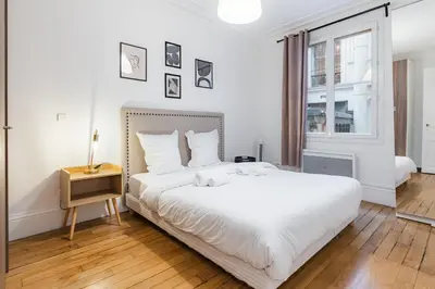 Un ou plusieurs lits dans un hébergement de l'établissement Beautiful air-conditioned apartment in the heart of the Marais