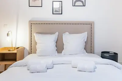 Un ou plusieurs lits dans un hébergement de l'établissement Beautiful air-conditioned apartment in the heart of the Marais