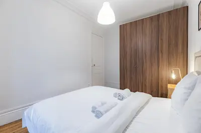 Un ou plusieurs lits dans un hébergement de l'établissement Beautiful air-conditioned apartment in the heart of the Marais