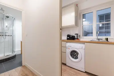 Cuisine ou kitchenette dans l'établissement Beautiful air-conditioned apartment in the heart of the Marais